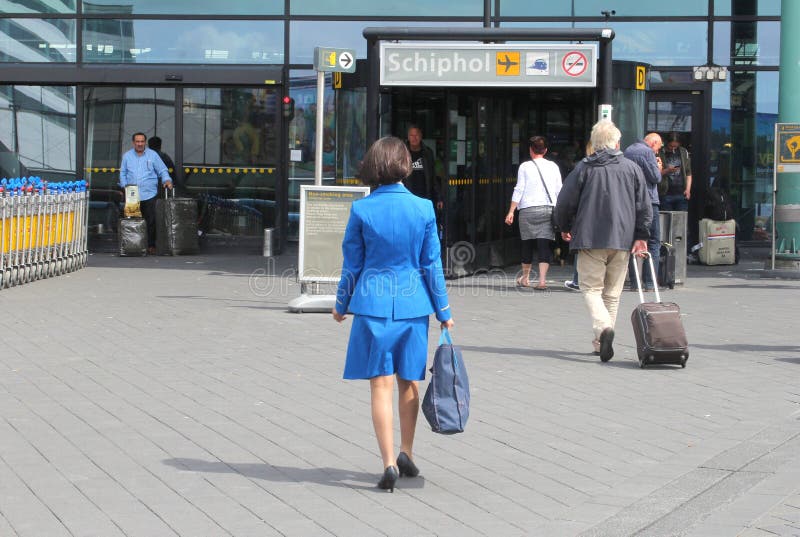 Une hôtesse de l'air KLM commence à travailler à l'aéroport d'Amsterdam Schiphol, aux Pays-Bas photographie stock libre de droits