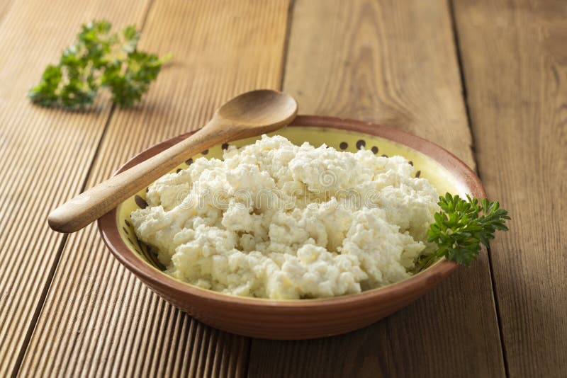 H?ttenk?se isoalted auf h?lzernem Hintergrund Milchprodukte, Kalzium und Protein Gesundes Fr?hst?ck stockfoto H?ttenk?se isoalted auf h?lzernem Hintergrund Milchprodukte, Kalzium und Protein Gesundes Fr?hst?ck stockfoto