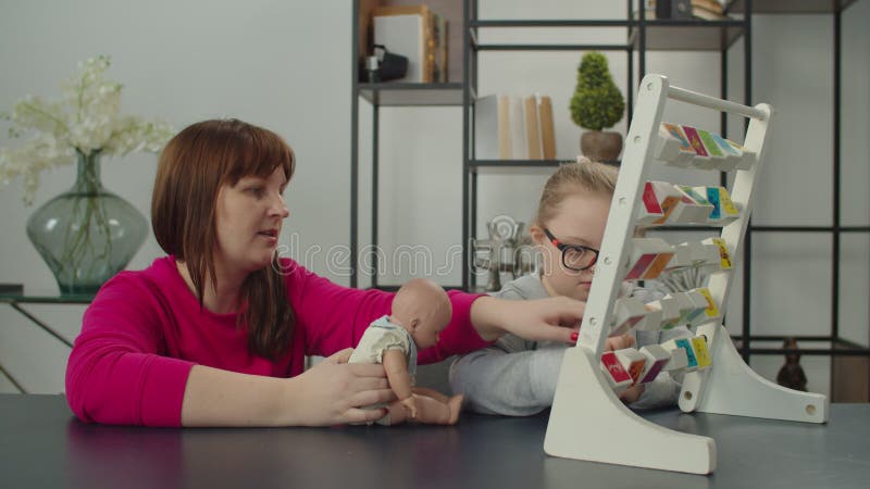 Ha bisogno di ragazze che imparano l'alfabeto fonico con mamma stock footage