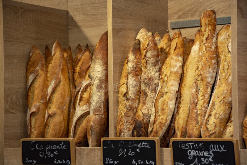 Ha cotto di recente le baguette ed il pane tradizionali in piccolo forno rustico in Provenza, a sud della Francia fotografia stock libera da diritti