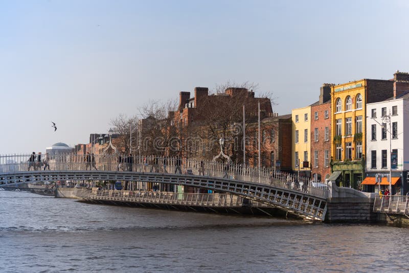 Ha di ` Penny Bridge a Dublino centrale fotografie stock Ha di ` Penny Bridge a Dublino centrale fotografie stock