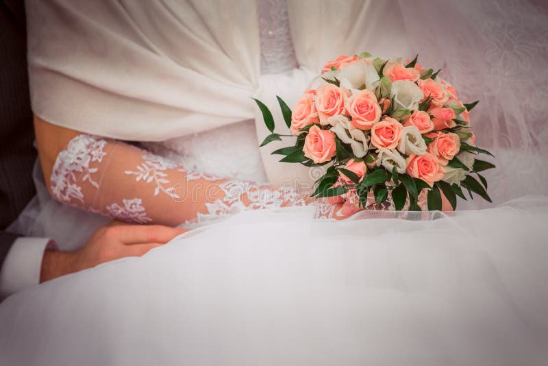 Sognare Di Perdere La Fede Nuziale Ha Messo La Fede Nuziale Su Lei Immagine Stock - Immagine di vita