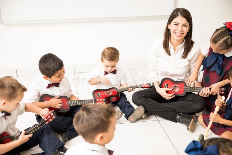 Ha någon gyckel som lär musik arkivfoton Ha någon gyckel som lär musik arkivfoton