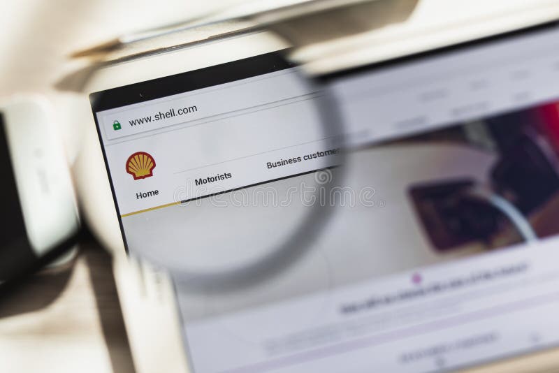 Haagse Hout, la Haye, Pays-Bas - 16 mars 2019 : PLC de Royal Dutch Shell, page d'accueil officielle de site Web sous l'agrandisse photographie stock libre de droits Haagse Hout, la Haye, Pays-Bas - 16 mars 2019 : PLC de Royal Dutch Shell, page d'accueil officielle de site Web sous l'agrandisse photographie stock libre de droits