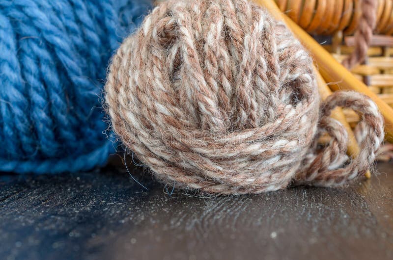 Haak en het breien reeks Garenballen en houten naalden Eigengemaakt hobbyconcept stock afbeeldingen Haak en het breien reeks Garenballen en houten naalden Eigengemaakt hobbyconcept stock afbeeldingen