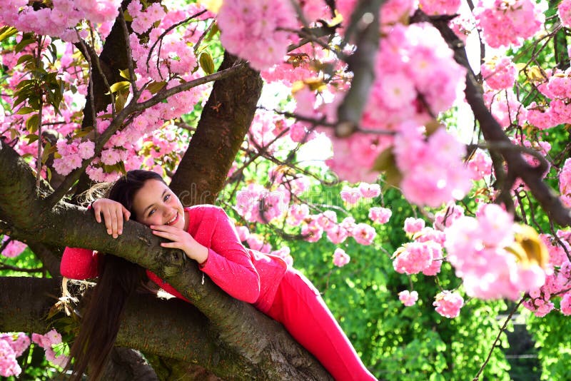 Haar individuele stijl Modieuze jonge dame op bloeiende boom Meisje in manierslijtage in de lentetuin vrij royalty-vrije stock foto's Haar individuele stijl Modieuze jonge dame op bloeiende boom Meisje in manierslijtage in de lentetuin vrij royalty-vrije stock foto's