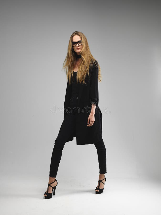 Haar-Modellfrau der attraktiven langen Beine lange, die geeky Gläser trägt stockbild Haar-Modellfrau der attraktiven langen Beine lange, die geeky Gläser trägt stockbild