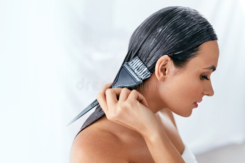 Haarmaske Frau, die Conditioner auf langem Haar mit Bürste, Haarpflege-Behandlung anwendet