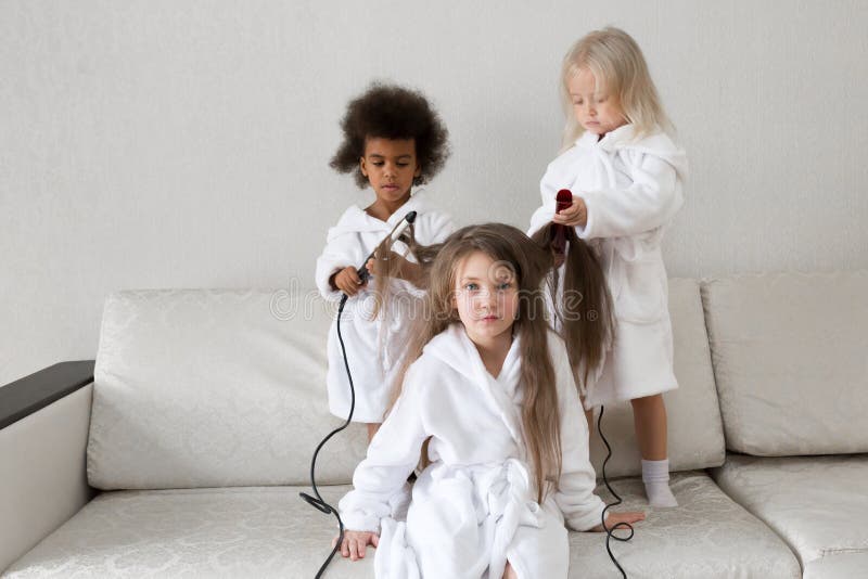 Haarpflege in den Kindern Babyfrisuren stockfotografie Haarpflege in den Kindern Babyfrisuren stockfotografie