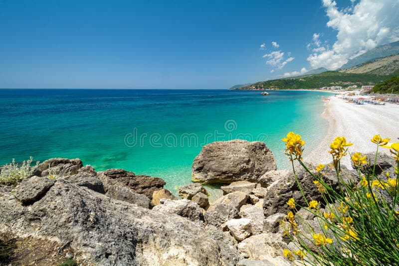 Haarscharfes Wasser auf Livadhi-Strand in Himare auf albanischem Riviera, Albanien stockfotos Haarscharfes Wasser auf Livadhi-Strand in Himare auf albanischem Riviera, Albanien stockfotos