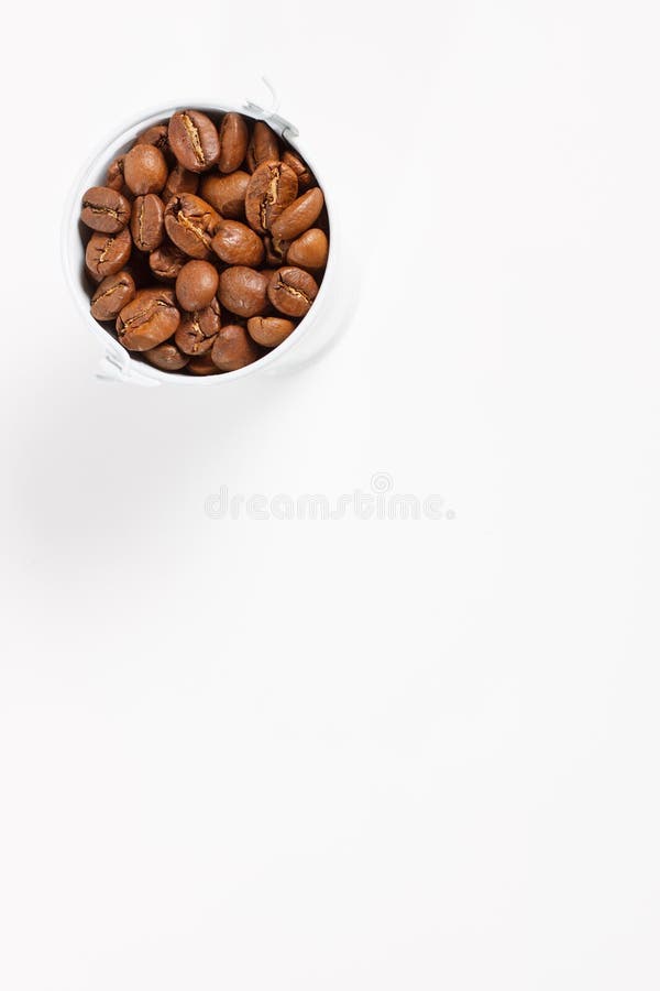 Habas cercanas del offee del de la visión Ñ y poco cubo foto de archivo libre de regalías Habas cercanas del offee del de la visión Ñ y poco cubo foto de archivo libre de regalías