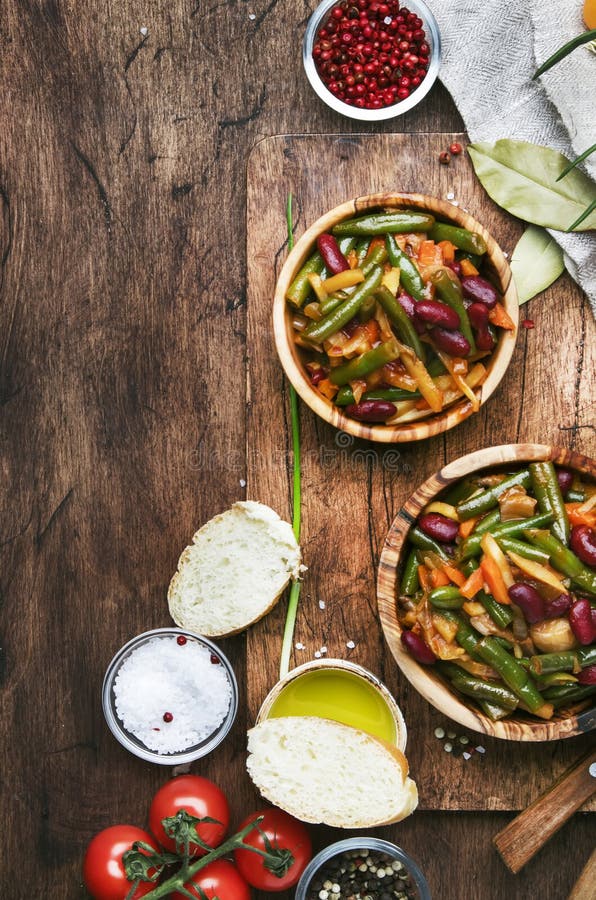 Habas verdes con las raíces, verduras, setas, especias y tomates, cena del vegano Comida que come el fondo, rústico de madera del imágenes de archivo libres de regalías Habas verdes con las raíces, verduras, setas, especias y tomates, cena del vegano Comida que come el fondo, rústico de madera del imágenes de archivo libres de regalías