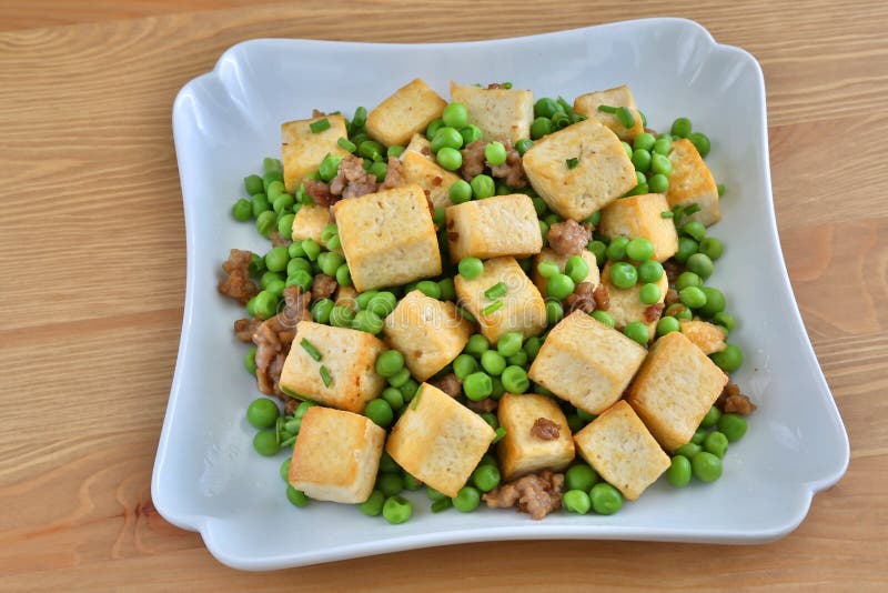 Delicioso tofu frito con judías verdes fotografía de archivo libre de regalías