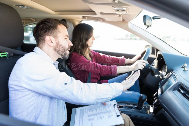 Habilidades expertas de Showing Car Driving del profesor del coche imagen de archivo libre de regalías Habilidades expertas de Showing Car Driving del profesor del coche imagen de archivo libre de regalías