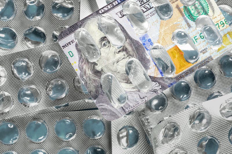 Habillage transparent vide de pilules avec de nouveaux 100 dollars d'image de billet de banque Concept m?dical de traitement cher photo stock Habillage transparent vide de pilules avec de nouveaux 100 dollars d'image de billet de banque Concept m?dical de traitement cher photo stock