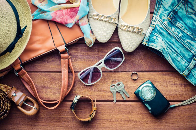 Habillement d'accessoires d'habillement de voyage le long pour des femmes sur le bois images libres de droits Habillement d'accessoires d'habillement de voyage le long pour des femmes sur le bois images libres de droits