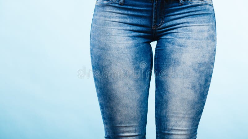 Habillement, mode Hanches de femme avec des jeans photographie stock Habillement, mode Hanches de femme avec des jeans photographie stock