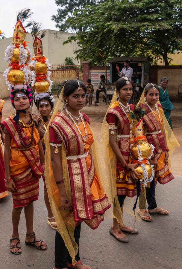 Habillées les filles chez Karnataka Rajyotsava défilent, Mellahalli Indi photo stock Habillées les filles chez Karnataka Rajyotsava défilent, Mellahalli Indi photo stock