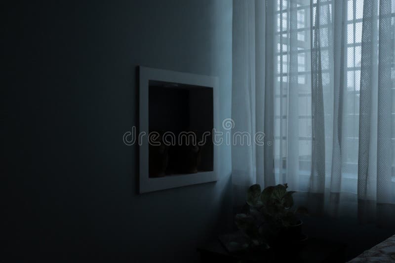 Habitación oscura en un sombrío amanecer durante el tiempo lluvioso imagenes de archivo