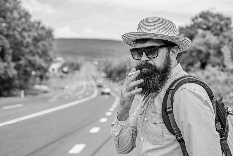 Habitude de consommation du tabac Voyage de tabagisme de cigarette d'ici peu Homme avec la barbe et moustache en cigarette de tab photos stock Habitude de consommation du tabac Voyage de tabagisme de cigarette d'ici peu Homme avec la barbe et moustache en cigarette de tab photos stock