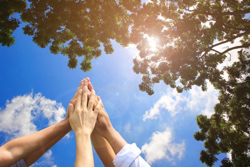 Hacer frente al concepto del trabajo en equipo, a la amistad, gente del grupo con la pila de manos que muestran la unidad en fond foto de archivo Hacer frente al concepto del trabajo en equipo, a la amistad, gente del grupo con la pila de manos que muestran la unidad en fond foto de archivo