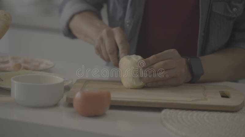 Hacer un sándwich para almorzar