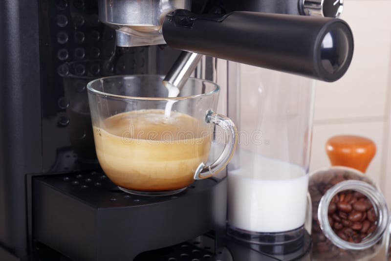 Hacer Un Vaso De Delicioso Capuchino En Una Máquina De Café De