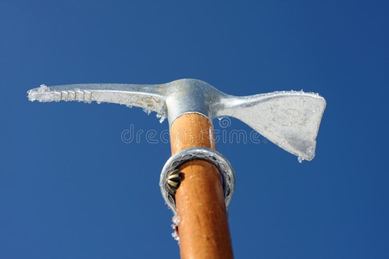 Hache de glace de jouet et ciel bleu photographie stock Hache de glace de jouet et ciel bleu photographie stock