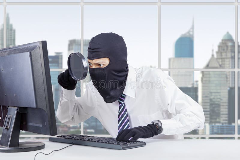 Hacker benutzt Vergrößerungsglas und Maske, um Daten zu stehlen stockfoto