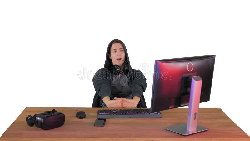 Hacker cansado de trabajar mirando el monitor de pc sobre fondo blanco. almacen de metraje de vídeo