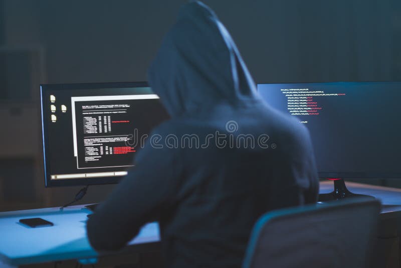 Hacker care utilizează virusul informatic pentru atacuri cibernetice stock photo