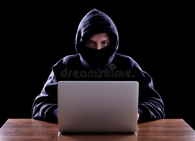 Hacker de computador que rouba dados do portátil fotos de stock Hacker de computador que rouba dados do portátil fotos de stock