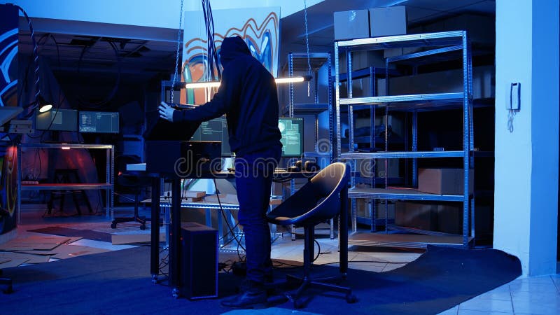 Hacker dejando la base subterránea secreta con SSD en la cartera de documentos fotografía de archivo libre de regalías