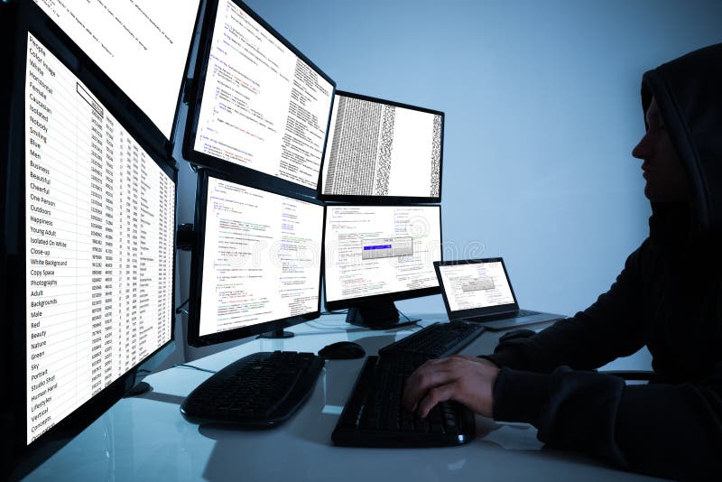 Hacker, der Computer benutzt, um Daten zu stehlen stockfotos