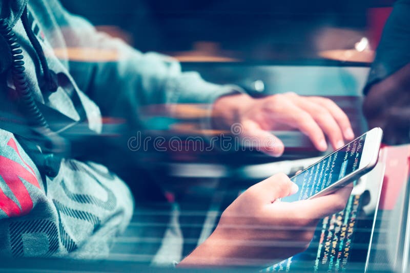 Hacker, der Computer, Smartphone und die Kodierung verwendet, um Passwort a zu stehlen stockbild