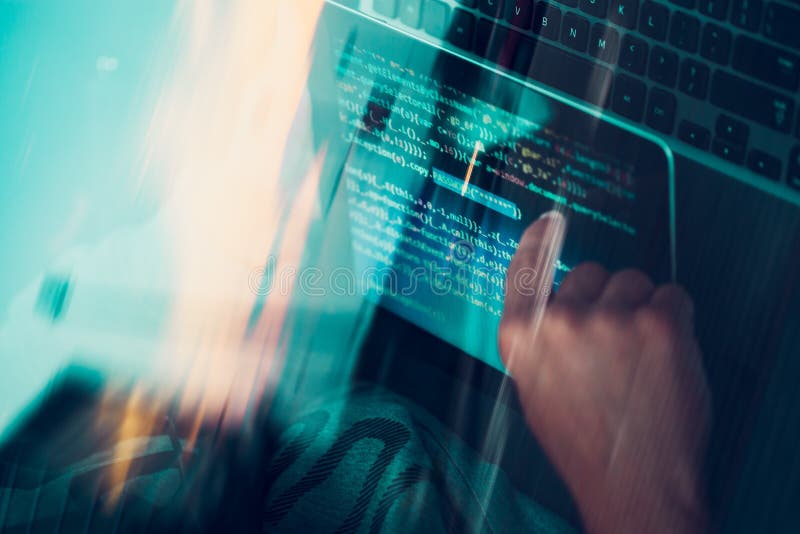 Hacker, der Computer, Smartphone und die Kodierung verwendet, um Passwort a zu stehlen stockfotografie