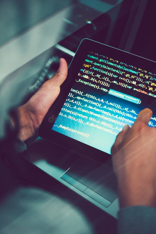 Hacker, der Computer, Smartphone und die Kodierung verwendet, um Passwort a zu stehlen lizenzfreie stockbilder