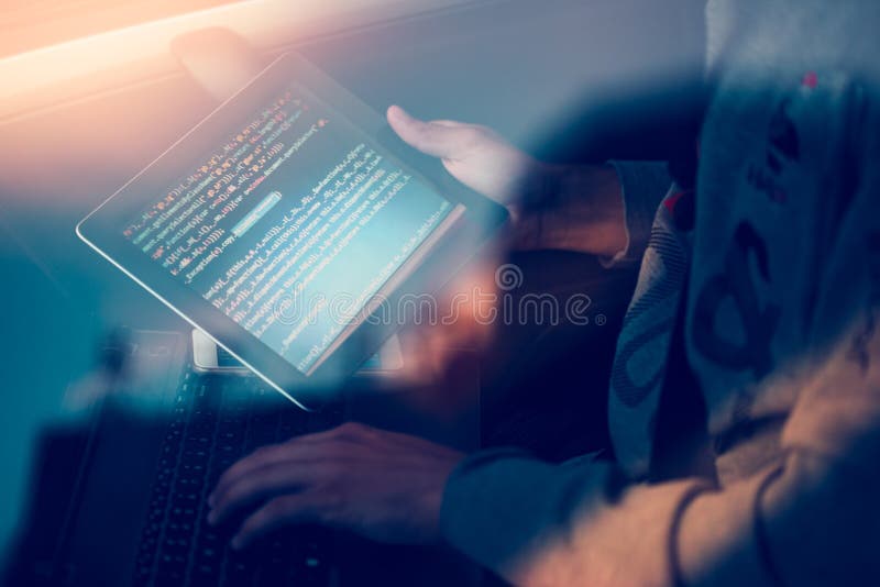 Hacker, der Computer, Smartphone und die Kodierung verwendet, um Passwort a zu stehlen stockfotos