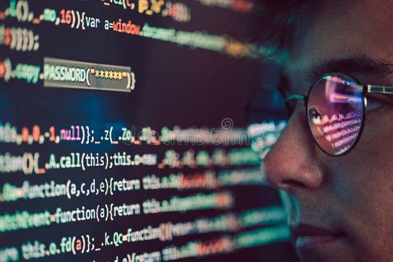 Hacker, der Computer, Smartphone und die Kodierung verwendet, um Passwort a zu stehlen stockfoto