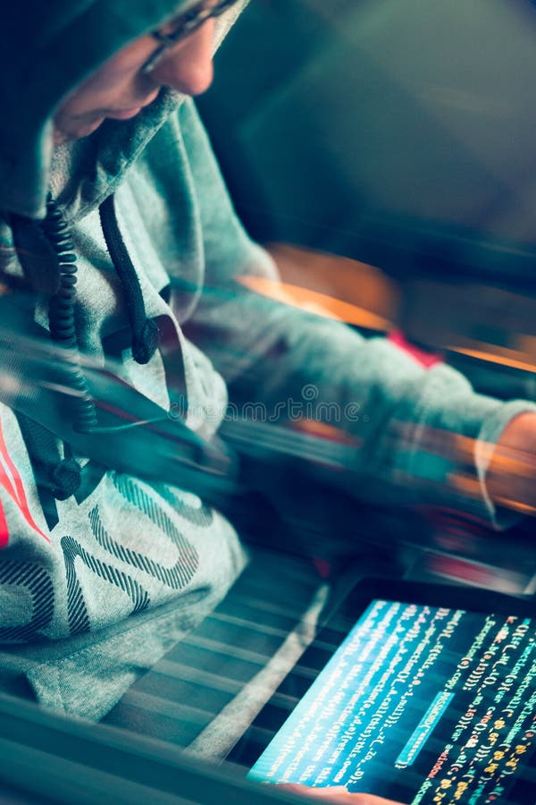 Hacker, der Computer, Smartphone und die Kodierung verwendet, um Passwort a zu stehlen lizenzfreie stockbilder