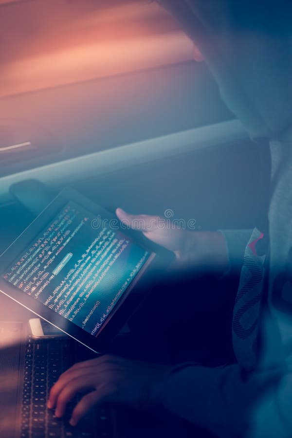 Hacker, der Computer, Smartphone und die Kodierung verwendet, um Passwort a zu stehlen stockbild