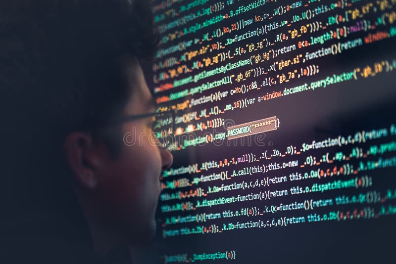 Hacker, der Computer, Smartphone und die Kodierung verwendet, um Passwort a zu stehlen lizenzfreie stockbilder