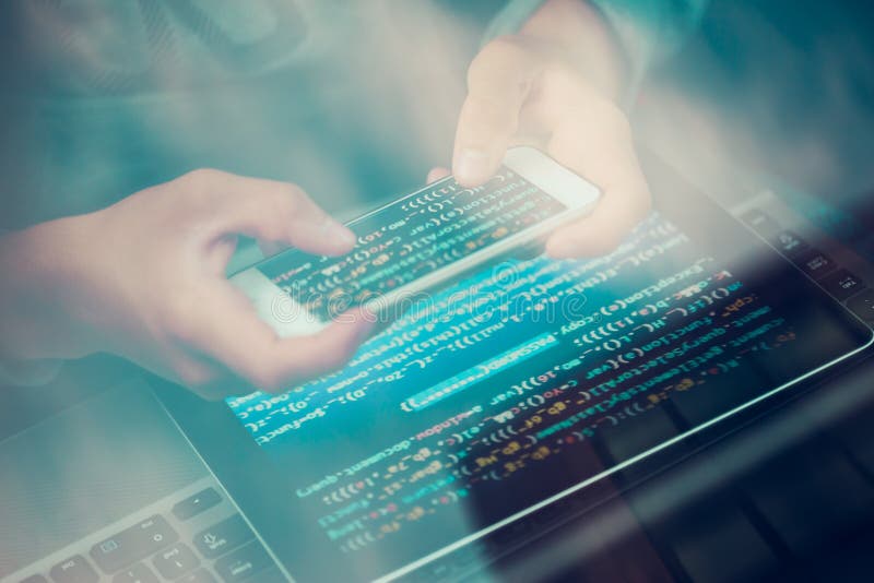 Hacker, der Computer, Smartphone und die Kodierung verwendet, um Passwort a zu stehlen lizenzfreies stockbild