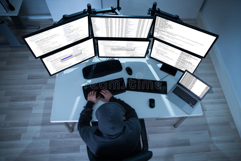 Hacker, der Computer verwendet, um Daten zu stehlen stockfotos