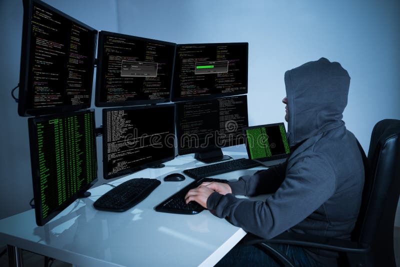Hacker, der Computer verwendet, um Daten zu stehlen stockbilder