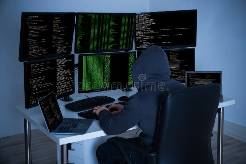 Hacker, der Computer verwendet, um Daten zu stehlen stockbilder