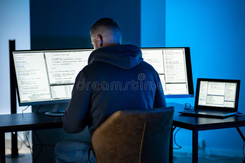 Hacker, der Computer zum Schreiben von Exploits verwendet stockfoto