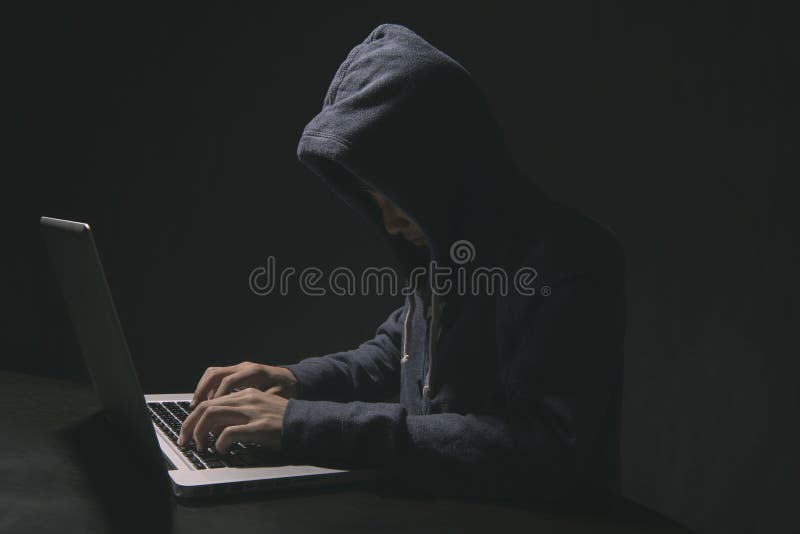 Hacker in der Dunkelheit der anzustecken Zugang, zum von Informationen zu stehlen und lizenzfreie stockfotos