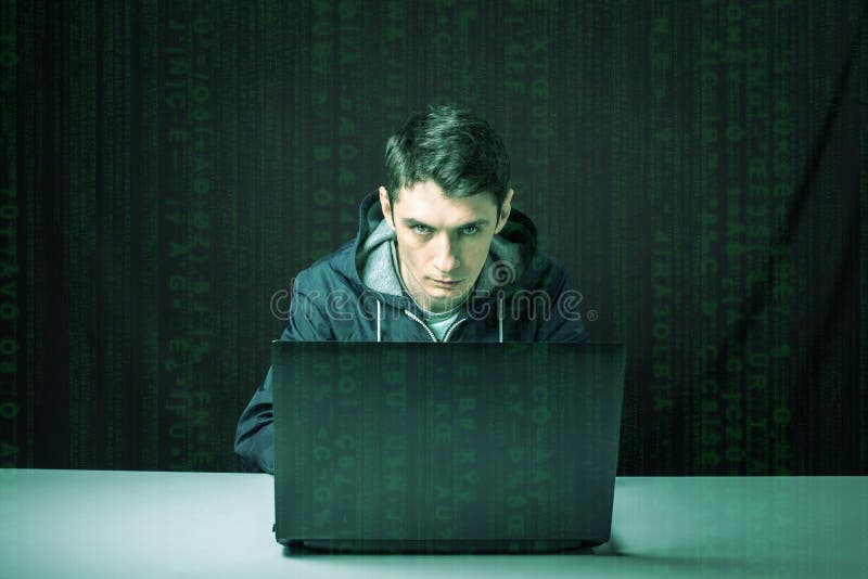 Hacker in der Dunkelheit bricht den Zugang, um Informationen zu stehlen lizenzfreies stockbild