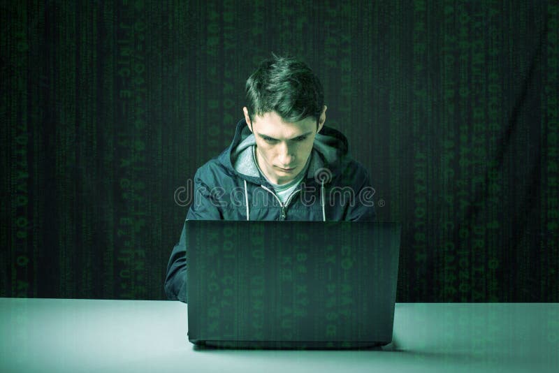 Hacker in der Dunkelheit bricht den Zugang, um Informationen zu stehlen stockfotografie